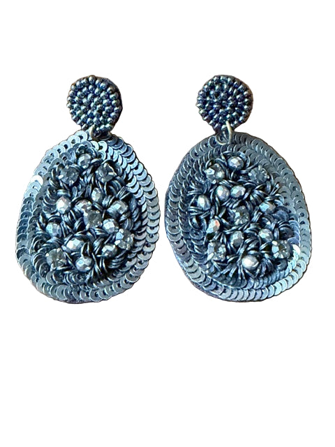 Pair of gray beaded and sequin earrings 