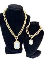 Load image into Gallery viewer, Matte Gold Chain Link Bracelet with Mother of Pearl Charm
