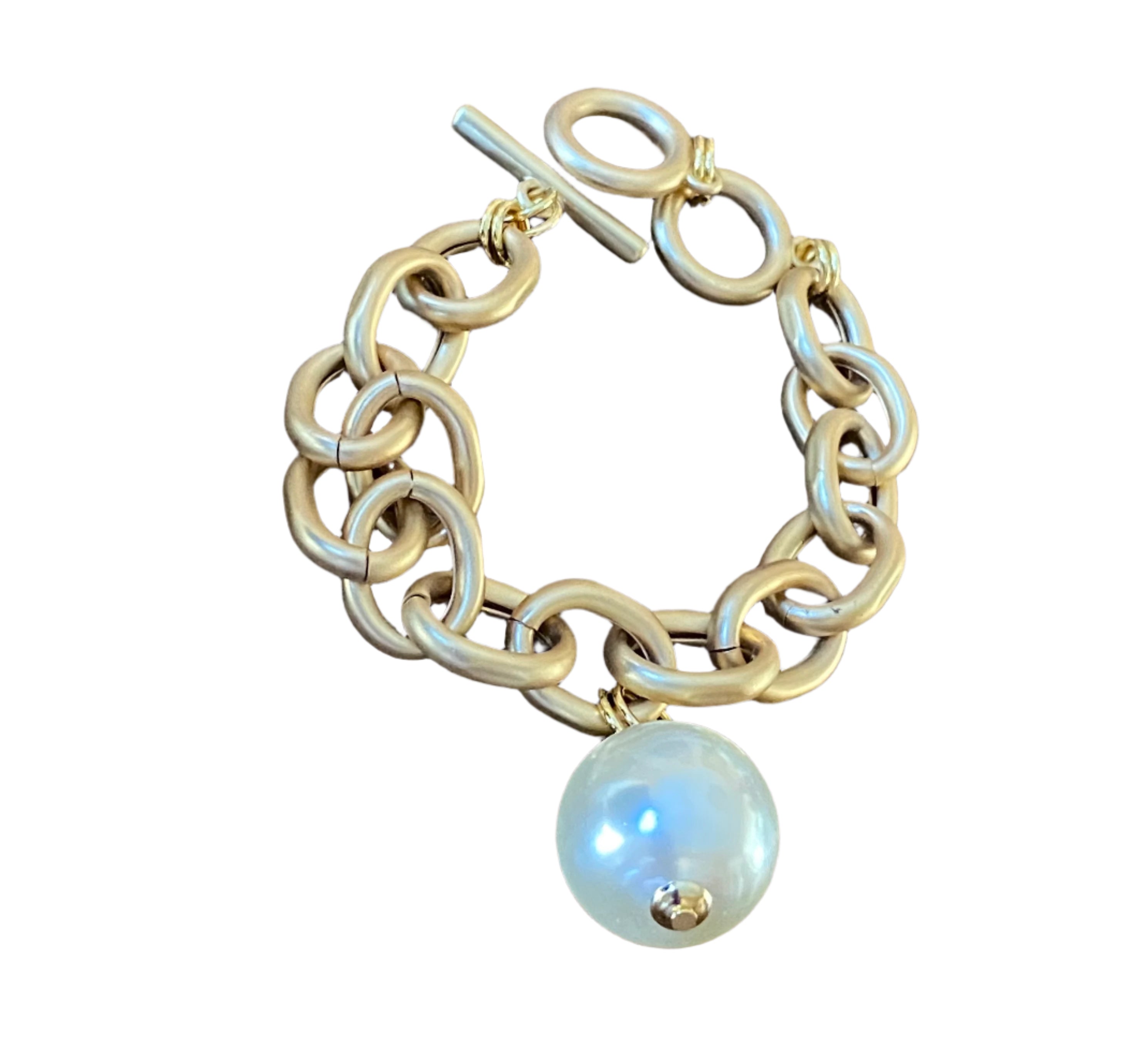 Chunky Chain Link Bracelet With Over-sized Pearl